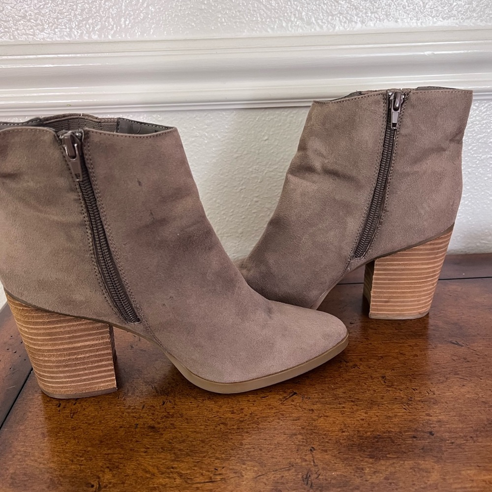 Steve Madden Tan suede ankle boots